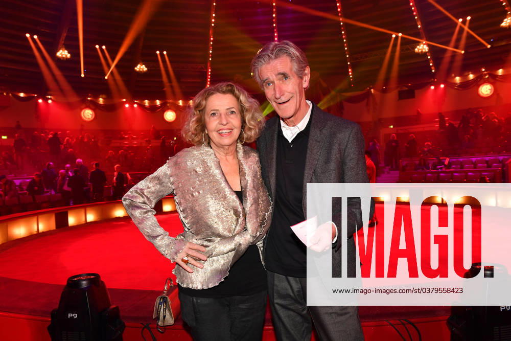 Michaela May mit Ehemann Bernd Schadewald 1. Winterprogramm von Zirkus Krone Farbenspiel Premiere Manege 25 Dezember 2023
