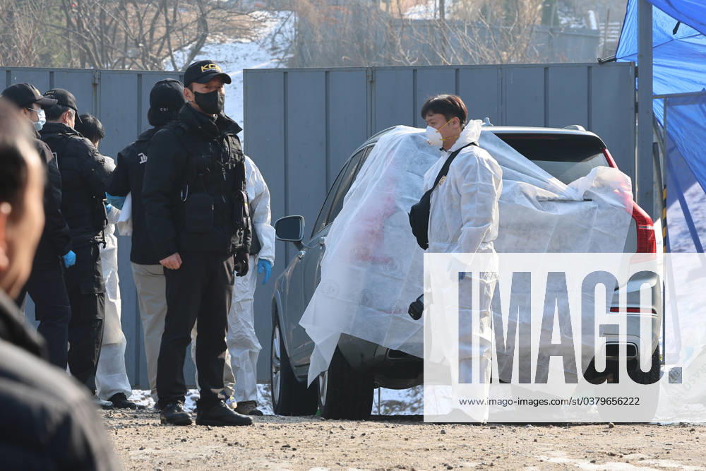 Bilder des Jahres 2023, Entertainment 12 Dezember Actor Lee Sun-kyun found dead in apparent suicide Actor Lee Sun-kyun found dead in apparent suicide Police examine a car at a park in Seoul on Dec. 27, 2023, as actor Lee Sun-kyun of the Oscar-winning Parasite was found dead inside the car in an apparent suicide earlier in the day. A charcoal briquette was found in the passenger seat. Lee has been under a prosecution probe over suspected drug use. (Yonhap) 2023-12-27 11:58:51 < 1980-2023 YONHAPNEWS AGENCY. .> ¼¿ïƯº°½Ã