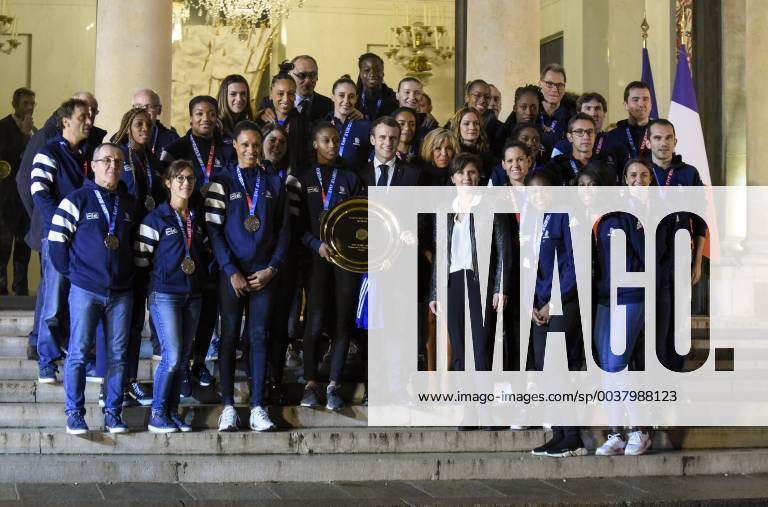Emmanuel Macron ( president de la Republique ) - Roxana Maracineanu ( ministre des sports ) - Brigitte Macron - Equipe Feminine de Handball France - Olivier Girault ( president LNH ) - Joel Delplanque ( president FFHB ) - Olivier Krumbholz ( entraineur france handball feminine ) NEWS : Emmanuel Macron avec l Equipe Feminine de Handball - Paris - 17 12 2018 FedericoPestellini Panoramic