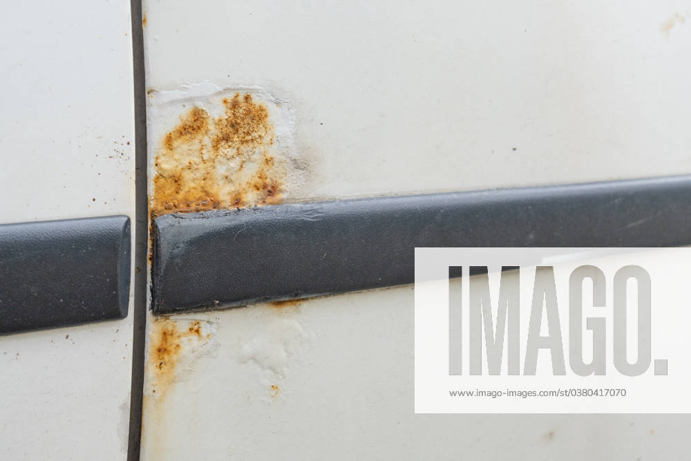 Igls, Innsbruck, Tirol, Österreich Bild: Rost am Auto, Rostfleck, Roststellen, Rost am Blech