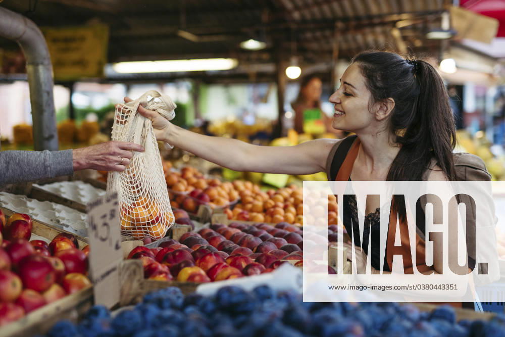 Woman shopping for fresh fruits and vegetables at the city market model released, Symbolfoto, HAPF03457