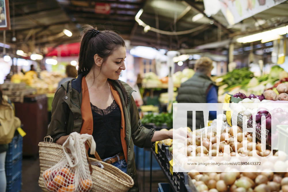 Woman shopping for fresh fruits and vegetables at the city market model released, Symbolfoto, HAPF03460
