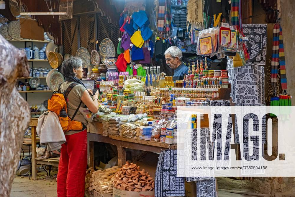 Westlicher Tourist kauft Souvenirs im Souk el Henna in der alten Medina der Stadt Fes, Fez, Fez Meknes, Marokko, Afrika