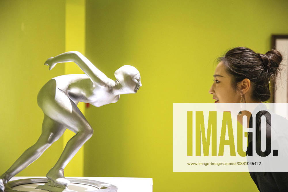 Bilder des Jahres 2023, Entertainment 12 Dezember Entertainment Themen der Woche KW52 (231230) -- BEIJING, Dec. 30, 2023 -- A visitor looks at a sculpture during an exhibition featuring artworks from China at the National Gallery of Thailand, in Bangkok, Thailand, Dec. 27, 2023. The exhibition brings together 63 artworks by 42 Chinese artists. ) XINHUA PHOTOS OF THE DAY WangxTeng