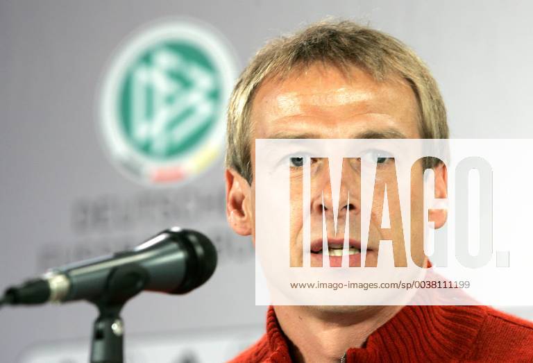 Bundestrainer Juergen Klinsmann waehrend der Pressekonferenz des DFB in Leipzig am Freitag, 12. Nov. 2004. Am kommenden Mittwoch, 17. Nov. 2004, spielt die deutsche Nationalmannschaft gegen Kamerun. ( Eckehard Schulz) -----German national soccer team coach Juergen Klinsmann speaks during the press conference PK Pressekonferenz of the German Soccer Association (DFB) in Leipzig, eastern Germany, Friday, Nov. 12, 2004. The German team will meet Cameroon s team in Leipzig next Wednesday, Nov. 17, 2004. ( Eckehard Schulz) LEIPZIG DEU