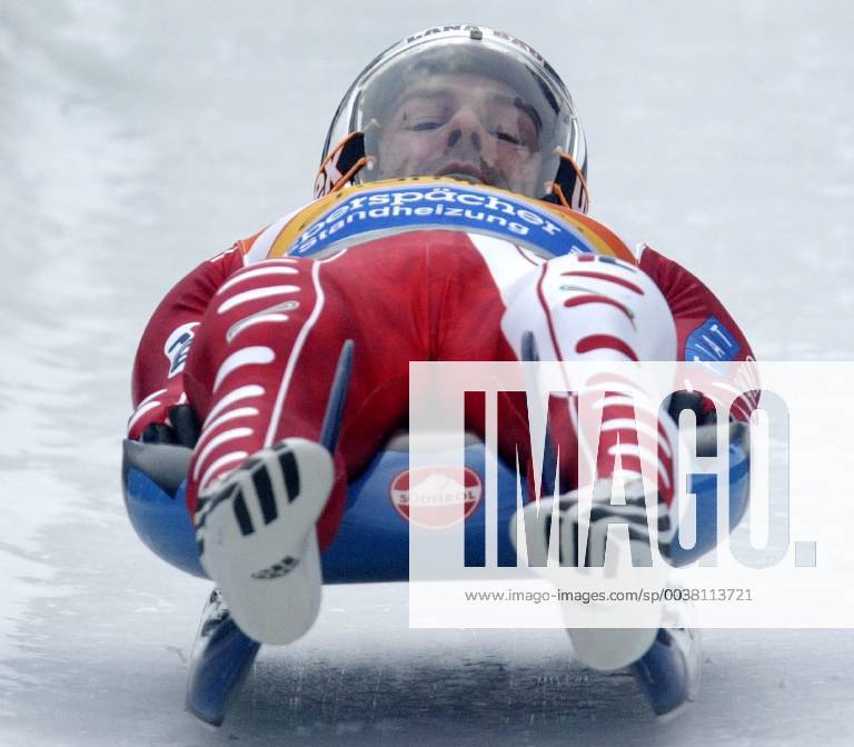 Der Italiener Armin Zoeggeler startet zum ersten Lauf beim Rodel-Weltcup-Rennen in Winterberg am Samstag, 17. Jan. 2004. Zoeggeler wbelegte Platz drei hinter den Deutschen Georg Hackl und David Moeller. In der Weltcup-Gesamtwertung fuehr er nach dem 6. Rennen mit 501 Punkten vor David Moeller mit 401 Punkten. ( Eckehard Schulz) -----Italy s Armin Zoeggeler starts to the first run of the Luge World Cup competition in Winterberg, Germany, Saturday, Jan. 17, 2004. He Hackl placed on third and leads the world cup standing. ( Eckehard Schulz) WINTERBERG DEU