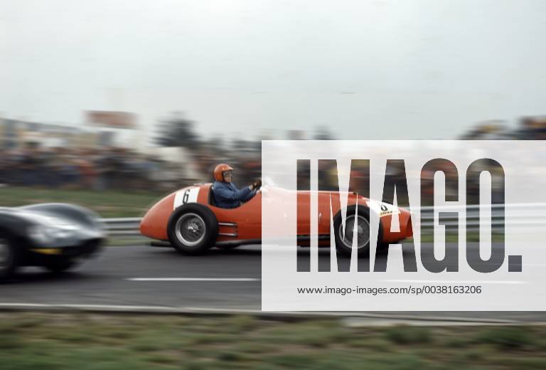 Ferrari Monoposto 3400cc von 1951 bei eiunem Oldtimer-Rennen Als 1950 die Formel-1-WM wieder ausgefahren wurde war Ferrari sofort dabei wenn auch chancenlos gegen die Alfa Romeo unter Fancio + Farina + Fagioli in 1951 gelang Jose Froilan Gonzales im Nachfolgemodell des 340 dem 375F1 der erste Formel-1-Sieg für die Scuderia Ferrari und leitete die absolute Überlegenheit von Ferrari in 1952 und 1953 sowie den Gewinn der Fahrerweltmeisterschaften von Alberto Ascari in diesen beiden Jahren ein erst Ende der Saisin 1953 konnte Juan Manuel Fangio mit dem ersten Sieg von Maserati die Ferrari-Siegesserie beenden FERRARI ist aber seit Einführung der FORMEL-!-WM !950 laut wikipedia mit 15 Fahrer-WM sowie 16 Konstrukteur-WMs das erfolgreichste Formel-1-Team der Geschichte !