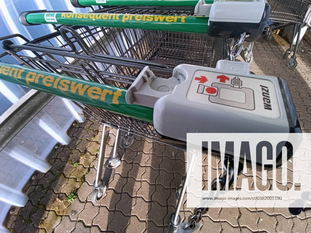 Marktkauf - Einkauf zu Zeiten von Inflation und Krieg in der Ukraine ! Einkaufswagen, Warenkorb, Einkaufskorb, Preisvergleich, Teuerung, Grundnahrungsmittel, Marktkauf - Einkauf in einem Supermarkt oder Discounter