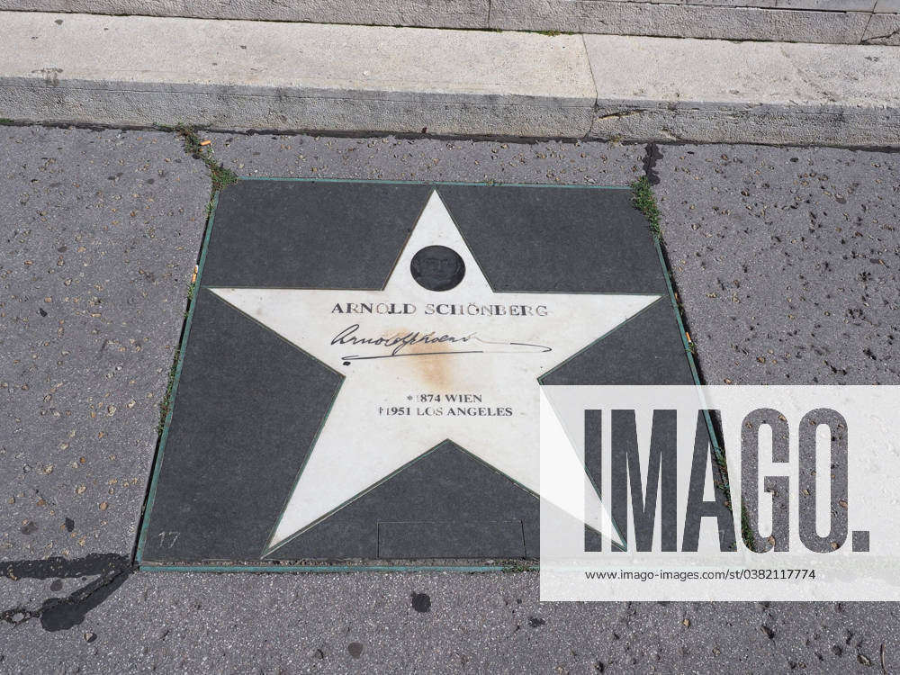 WIEN, ÖSTERREICH - CIRCA SEPTEMBER 2022: Walk of fame star des Musikers Arnold Schönberg im Konzertsaal des Wiener Musikvereins