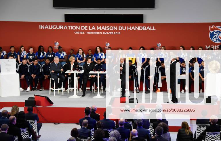 Emmanuel Macron ( president de la Republique ) a l inauguration de la Maison du Handball - Laurent Cathala ( maire de Creteil ) - Joel Delplanque ( president FFHB ) - Valerie Pecresse ( presidente de la region ile de france ) NEWS : Emmanuel Macron a l inauguration de la Maison du Handball - Creteil - 09 01 2019 FedericoPestellini Panoramic