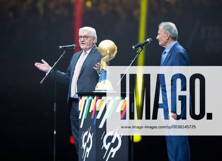 Bundespraesident Frank-Walter Steinmeier eroeffnet mit IHF- Praesident Hassan Moustafa (r) die Weltmeisterschaft. Eroeffnungsspiel - Gruppe A: Korea (COR) - Deutschland (GER) in der Mercedes-Benz Arena in Berlin, Deutschland am 10.01.2019. IHF - Handball Weltmeisterschaft der Maenner in Deutschland und Daenemark 2019,