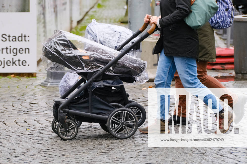 Düsseldorf 02.01.2023 Familie Kleinkind Baby Mutterrolle Mutter Vater Vaterrolle Alterspyramide Rentenloch Nachwuchs Generationenkonflikt Kindergeld Rentensystem Altersrente Kinderwagen Bürgergeld Elterngeld Ehegattensplitting Kindergrundsicherung Gleichberechtigung Rollenklischees Düsseldorf Nordrhein-Westfalen Deutschland