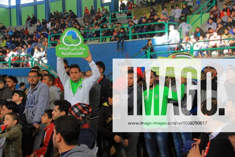Rafah, Gaza Strip, Palestinian Territory - Palestinian fans watch the 2019 AFC Asian Cup Group B football match between Palestine and Australia, in Rafah in the souhtern Gaza Strip on January 11, 2019. The match ended in 3-0 to Australia Middle East News - January 11, 2019 - ZUMAap3_ 88356656st