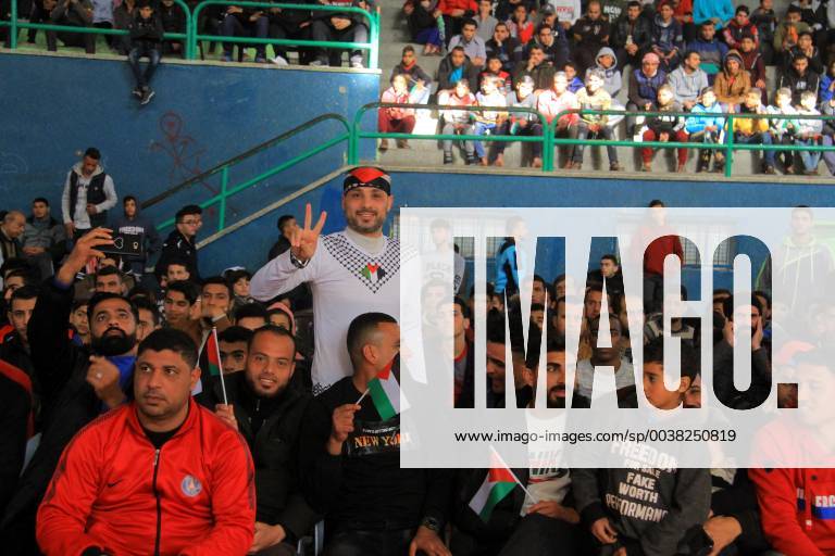 Rafah, Gaza Strip, Palestinian Territory - Palestinian fans watch the 2019 AFC Asian Cup Group B football match between Palestine and Australia, in Rafah in the souhtern Gaza Strip on January 11, 2019. The match ended in 3-0 to Australia Middle East News - January 11, 2019 - ZUMAap3_ 88356686st