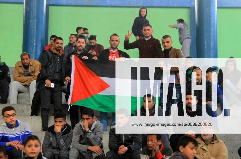 Rafah, Gaza Strip, Palestinian Territory - Palestinian fans watch the 2019 AFC Asian Cup Group B football match between Palestine and Australia, in Rafah in the souhtern Gaza Strip on January 11, 2019. The match ended in 3-0 to Australia Middle East News - January 11, 2019 - ZUMAap3_ 88356688st