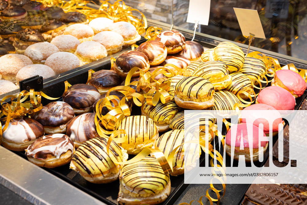 IMAGO Creative, Gesellschaft, Fasching Deutschland 30. Dezember 2023: Im Bild: Berliner Pfannkuchen, Berliner, Krapfen ist ein Siedegebäck aus süßem Hefeteig mit einer Füllung in verschiedenen Variation, sie werden besonders gerne zu Silvester und Fasching, Karneval gegessen. Landkreis Osnabrück Niedersachsen