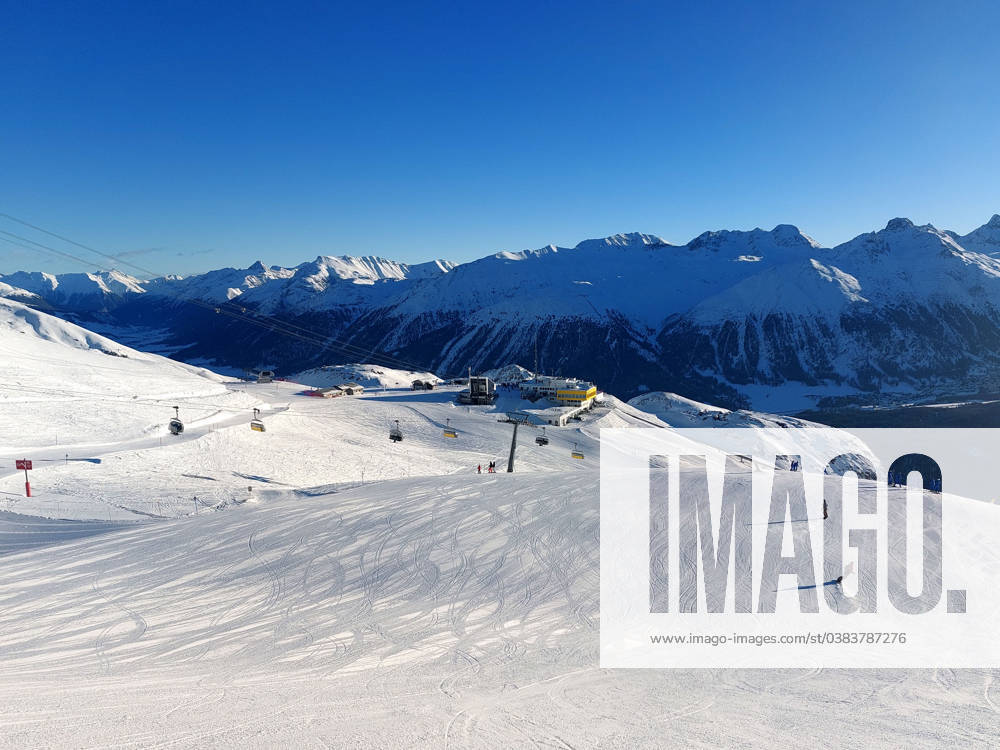 St. Moritz Themenbild - Skifahren, Skilaufen, Skifahrer auf Skipisten in der Alpenregion St. Moritz, Sankt Moritz, Engadin, Schweiz Themenbild - Skifahren, Skilaufen, Skifahrer auf Skipisten in der Alpenregion St. Moritz, Sankt Moritz, Engadin, Schweiz St. Moritz, Corviglia, Skifahren, Alpinski auf breiten Skipisten, Skiabfahrten im Skigebiet St. Moritz, Sankt Moritz im Winter. Auf dem Bild Skifahrer, weisse Berge Gondeln der Bergbahn mit Weitblick in die Alpenregion. Symbolbild, Themenbild, Featurebild