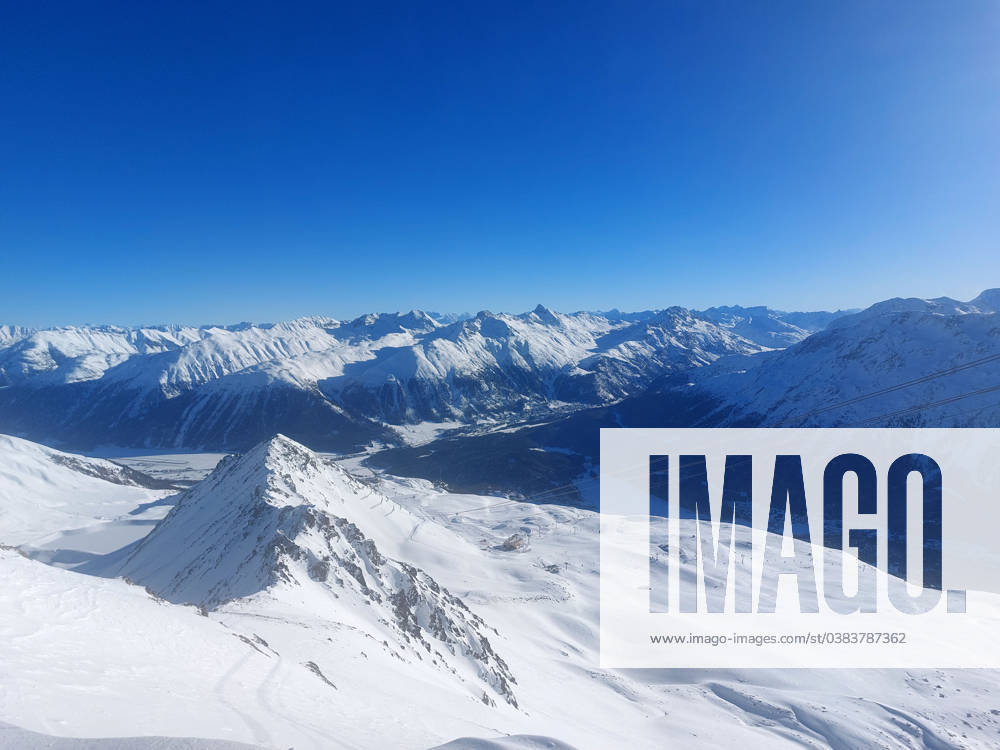 St. Moritz Themenbild - Skifahren, Skilaufen, Skifahrer auf Skipisten in der Alpenregion St. Moritz, Sankt Moritz, Engadin, Schweiz Themenbild - Skifahren, Skilaufen, Skifahrer auf Skipisten in der Alpenregion St. Moritz, Sankt Moritz, Engadin, Schweiz Im Tal die Stadt St. Moritz umgeben von Bergen. Skifahren, Alpinski auf breiten Skipisten, Skiabfahrten im Skigebiet St. Moritz, Sankt Moritz im Winter. Auf dem Bild Skifahrer, weisse Berge Gondeln der Bergbahn mit Weitblick in die Alpenregion. Symbolbild, Themenbild, Featurebild