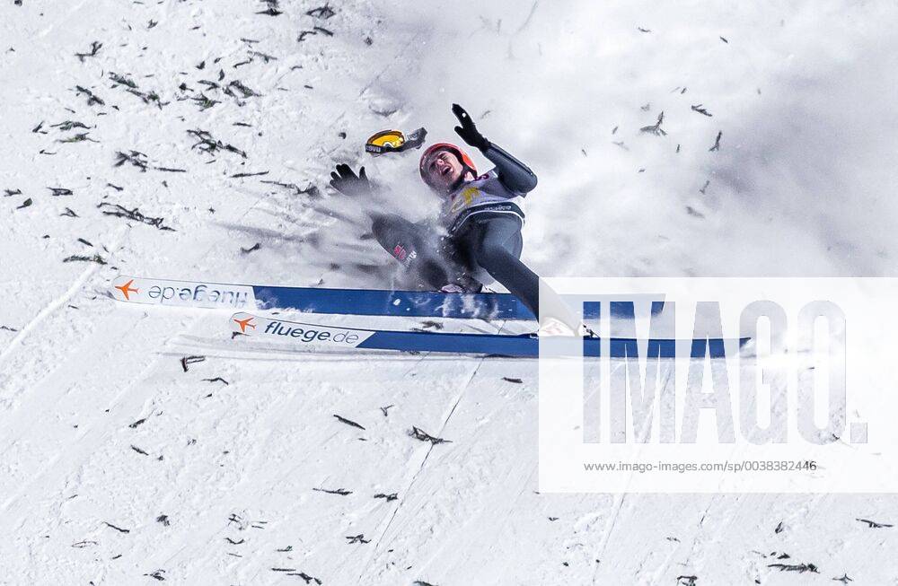 Wielka Krokiew, Zakopane, POL, FIS Weltcup Skisprung, Zakopane, Herren, Teamspringen, im Bild Sturz von David Siegel (GER) Crash of David Siegel of Germany during the men s team event of FIS Ski jumping Skispringen Ski nordisch world cup at the Wielka Krokiew in Zakopane, Poland on 2019 01 19. Zakopane