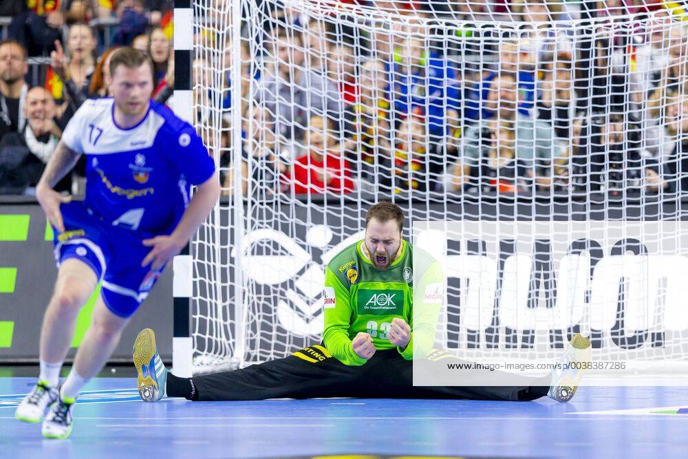KW03 Torhueter Andreas Wolff (Nr. 33, Deutschland) freut sich nach einer Parade gegen Arnor Thor Gunnarsson (Nr. 17, Island). Deutschland vs. Island, Hauptrunde, Handball, IHF Handball Weltmeisterschaft, 19.01.19 Koeln Nordrhein-Westfalen Germany Lanxess-Arena