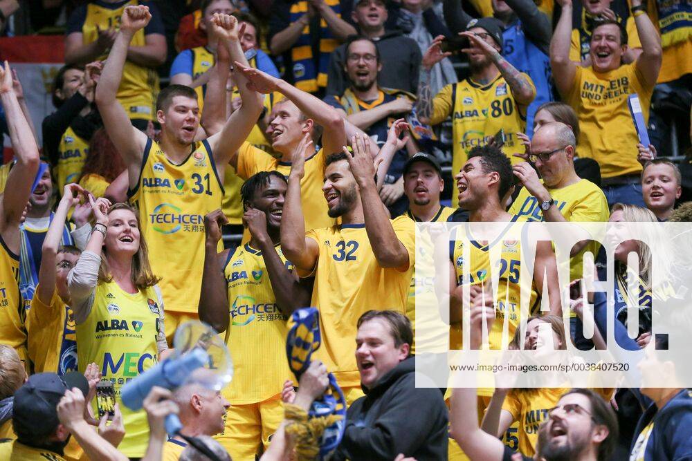 KW03 Berliner Spieler gehen zum begeisterten Publikum auf die Tribuene. In der Bildmitte feiern von links: Rokas Giedraitis (Alba Berlin, 31), Landry Nnoko (Alba Berlin, 35), Johannes Thiemann (Alba Berlin, 32), Kenneth Ogbe (Alba Berlin, 25) Fraport Skyliners - ALBA Berlin, BBL-Pokal-Halbfinale Frankfurt-Unterliederbach