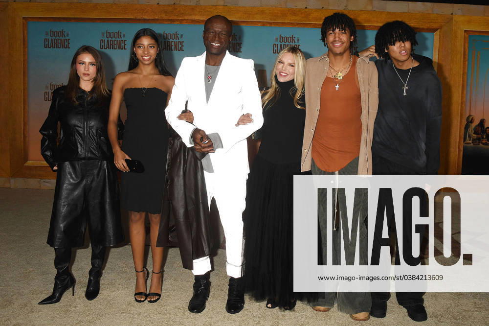 Leni Klum, Lou Samuel, Seal, Laura Strayer, Henry Guenther Samuel und Johan Riley Samuel bei der The Book Of Clarence Film Premiere am 5.01.2024 in Los Angeles Seal & Leni Klum bei der The Book Of Clarence Filmpremiere in LA