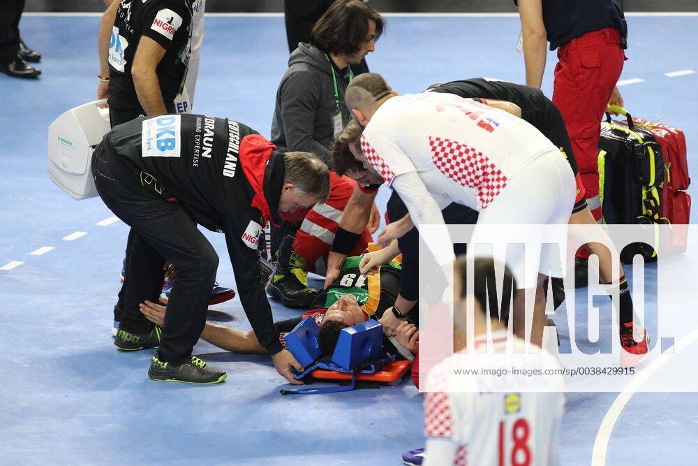 KW04 Handball WM Hauptrunde in Köln, Lanxess Arena Deutschland vs. Kroatien Verletzung Martin Strobel (Deutschland) 21.01.19