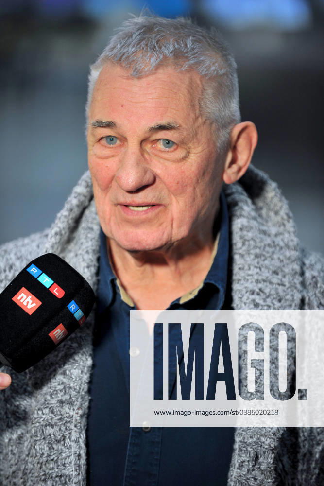 RTL - Dschungelcamp 2024. Heinz Hoenig anläßlich der Abreise der Kandidaten der RTL - Sendung Ich bin ein Star - holt mich hier raus zum Dschungel-Camp 2024 in Australien am 08.01.2024 auf dem Flughafen Frankfurt Main. 20240108MWI115096