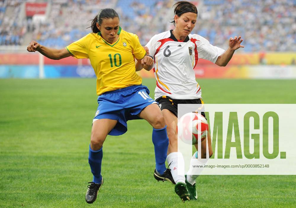 IMAGO Iconic Moments, Fußball - Frauen Marta (Brasilien, li.) gegen Linda Bresonik (Deutschland) - Fußball OS Sommer Damen Olympische Spiele Peking 2008, Sommerspiele, Länderspiel, Nationalmannschaft, Nationaltrikot, Frauen Gruppe Shenyang Dynamik,