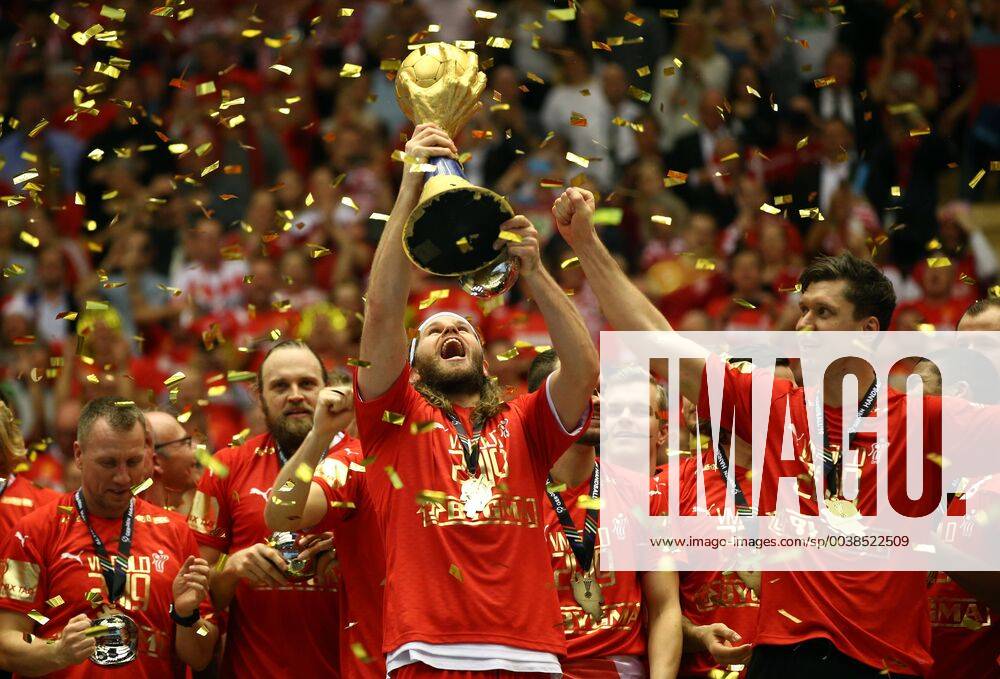 KW04 Mikkel Hansen, re. Torwart Niklas Landin mit WM Pokal Weltmeister Sieger Gewinner Handball Weltmeisterschaft WM Herren Finale Saison 2018 2019 27.01.2019 Norwegen NOR vs. Dänemark DEN