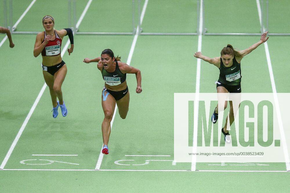 KW04 PSD Indoor Meeting Dortmund, 27.01.2019 Zieleinlauf: vorne Pamela Dutkiewicz (TV Wattenscheid 01), links Louisa Grauvogel (TSV Bayer 04 Leverkusen), rechts Elvira Herman (BLR) ; PSD Indoor Meeting Dortmund am 27.01.2019 in der Helmut-Koernig-Halle in Dortmund (Nordrhein-Westfalen).