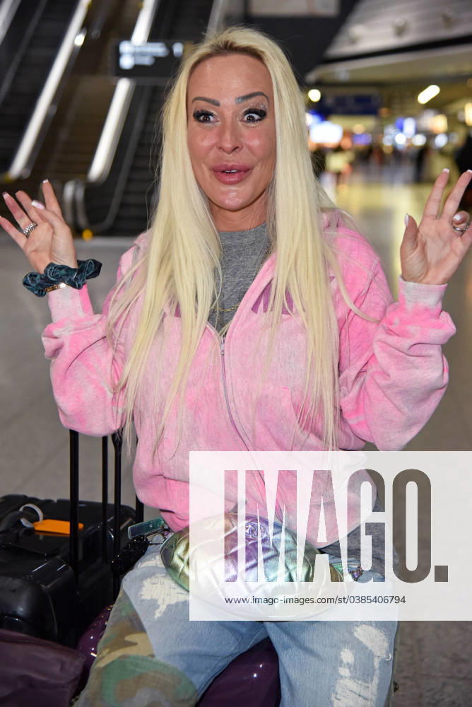 Cora Schumacher - Abflug der Kandidaten nach Australien zur RTL TV-Show ICH BIN EIN STAR - HOLT MICH HIER RAUS am Frankfurt am Main International Airport am 09.01.2024