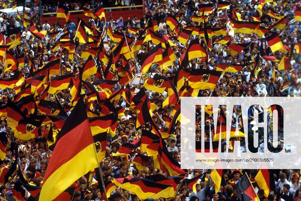 Empfang der Nationalmannschaft - deutsche Fans begrüßen den Weltmeister am Frankfurter Römer Fußball WM Herren Weltmeisterschaft 1990, Nationalteam, Begrüßung, BR Deutschland, BRD Totale Rathaus Frankfurt M. Freude, Begeisterung,