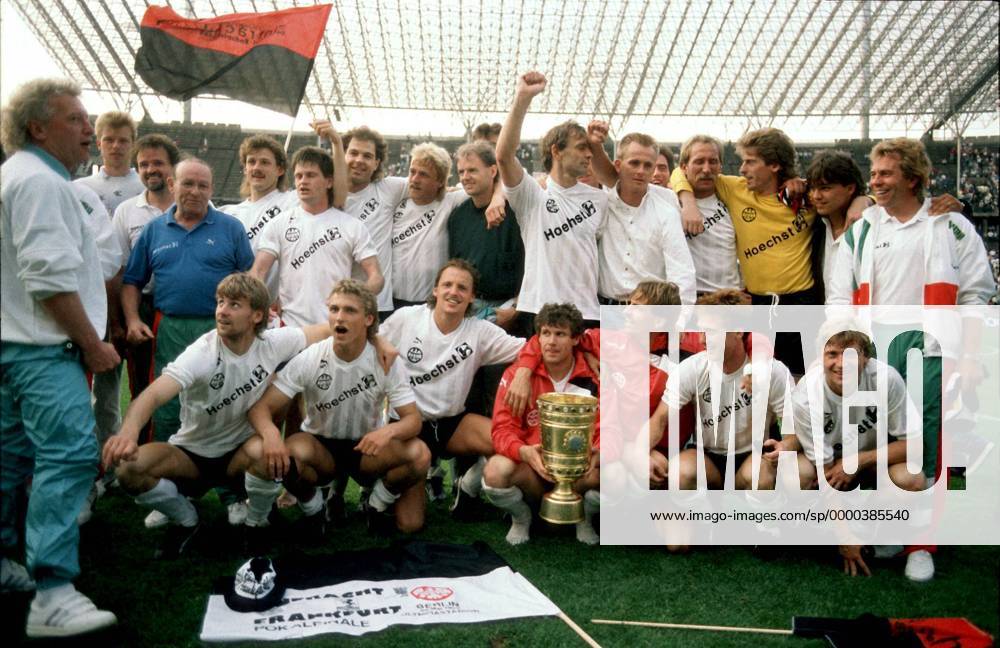 Fußball, DFB-Pokalfinale 1987 1988, Eintracht Frankfurt - VfL Bochum Mannschaftsbild Eintracht Frankfurt, hinten v. li.: Torwart Ernst, Masseur Meinl, Betreuer Hübler, Balzis, Sievers, Schlindwein, Heitkamp, xxx, Körbel, Kraaz, Schulz, Stein, Haub, Co-Trainer Zahnleitner; vorn: Trainer Feldkamp, Binz, Kostner, Klepper... Fußball 1. BL Herren DFB-Pokal 1987 1988, Pokalspiel, Finale, Endspiel, Pokalfinale, Pokalendspiel Totale Berlin Freude,