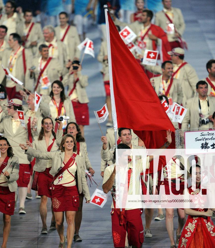 Fahnenträger Roger Federer (Schweiz) führt die Schweizer Delegation während der olympischen Eröffnungsfeier in Peking 2008 an - Basketball OS Sommer Herren Olympische Spiele Peking 2008, Sommerspiele, , Eröffnungsfeier, Eröffnung, Zeremonie, Feier Totale Peking