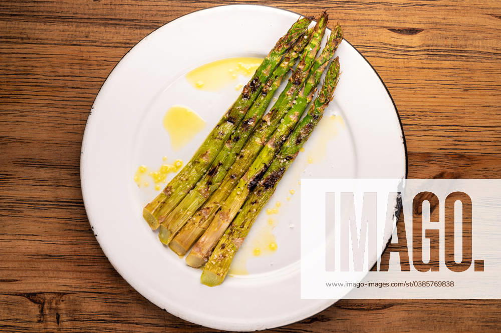 Overhead view of a plate of roasted asparagus. Gourmet food concept Mexico City, Mexico City, Mexico R_ROLU240107-1318727-01