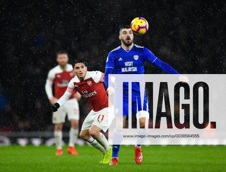 Football - 2018 2019 Premier League - Arsenal vs. Cardiff City Cardiff City s Callum Paterson holds off the challenge from Arsenal s Lucas Torreira, at The Emirates. COLORSPORT ASHLEY WESTERN