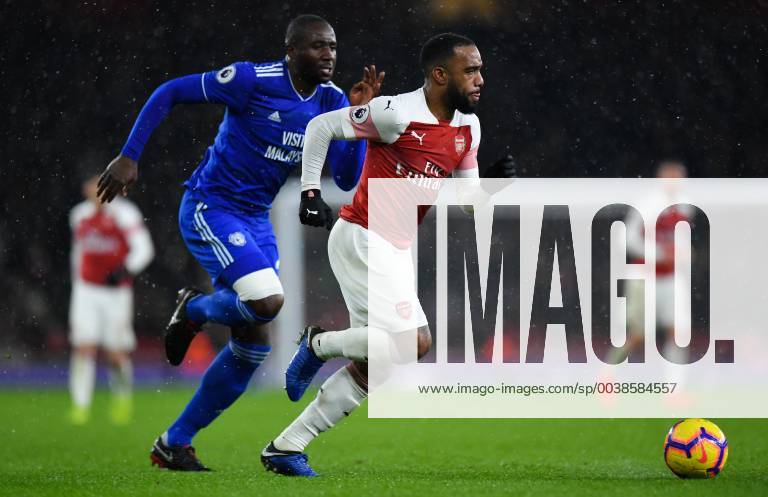 Football - 2018 2019 Premier League - Arsenal vs. Cardiff City Arsenal s Alexandre Lacazette holds off the challenge from Cardiff City s Sol Bamba, at The Emirates. COLORSPORT ASHLEY WESTERN