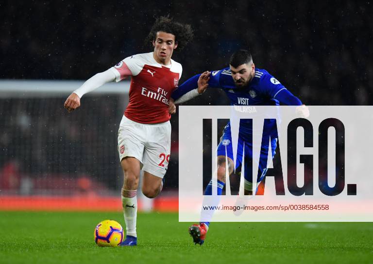 Football - 2018 2019 Premier League - Arsenal vs. Cardiff City Arsenal s Matteo Guendouzi holds off the challenge from Cardiff City s Callum Paterson, at The Emirates. COLORSPORT ASHLEY WESTERN