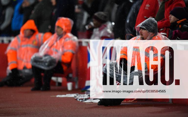 Football - 2018 2019 Premier League - Arsenal vs. Cardiff City Wet stewards, at The Emirates. COLORSPORT ASHLEY WESTERN