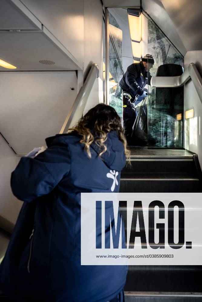 EINDHOVEN - Staff cleans a train. According to the NS, staff shortages lead to dirty NS trains, both inside and out. The NS is looking at ways to clean trains faster and more effectively. ANP ROB ENGELAAR netherlands out - belgium out