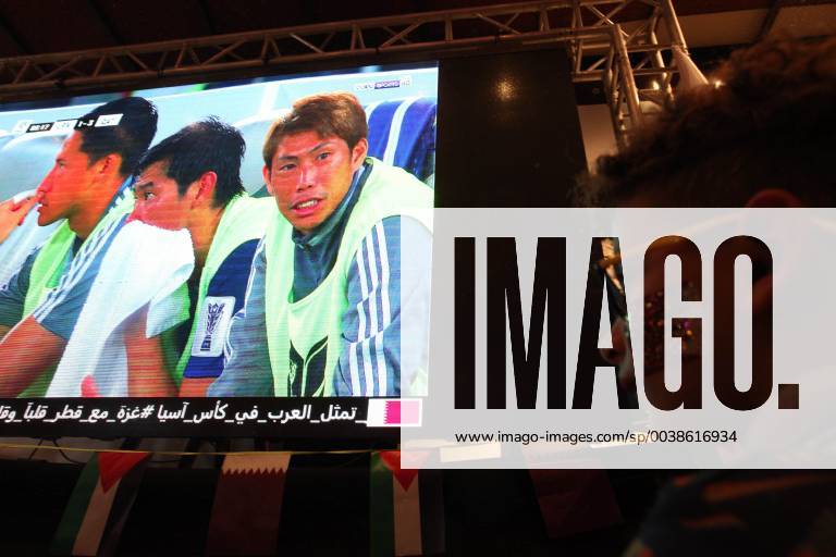 Gaza City, Gaza Strip, Palestinian Territory - Palestinian fans watch the 2019 AFC Asian Cup final match between Japan and Qatar, in Gaza city, 01 February 2019 Middle East News - February 1, 2019 - ZUMAap3_ 89024022st