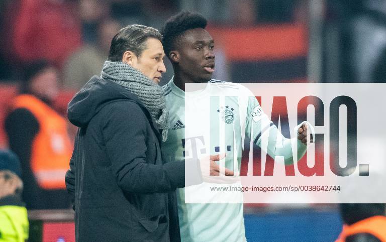 Fussball 1.Bundesliga, Bayer 04 Leverkusen - FC Bayern Muenchen,, v.l. Niko Kovac (Trainer FC Bayern Muenchen) gibt Anweisungen, gestikuliert, mit den Armen gestikulieren gives instructions, gesticulate, gesticolando zu Alphonso Davies (FC Bayern Muenchen) Leverkusen