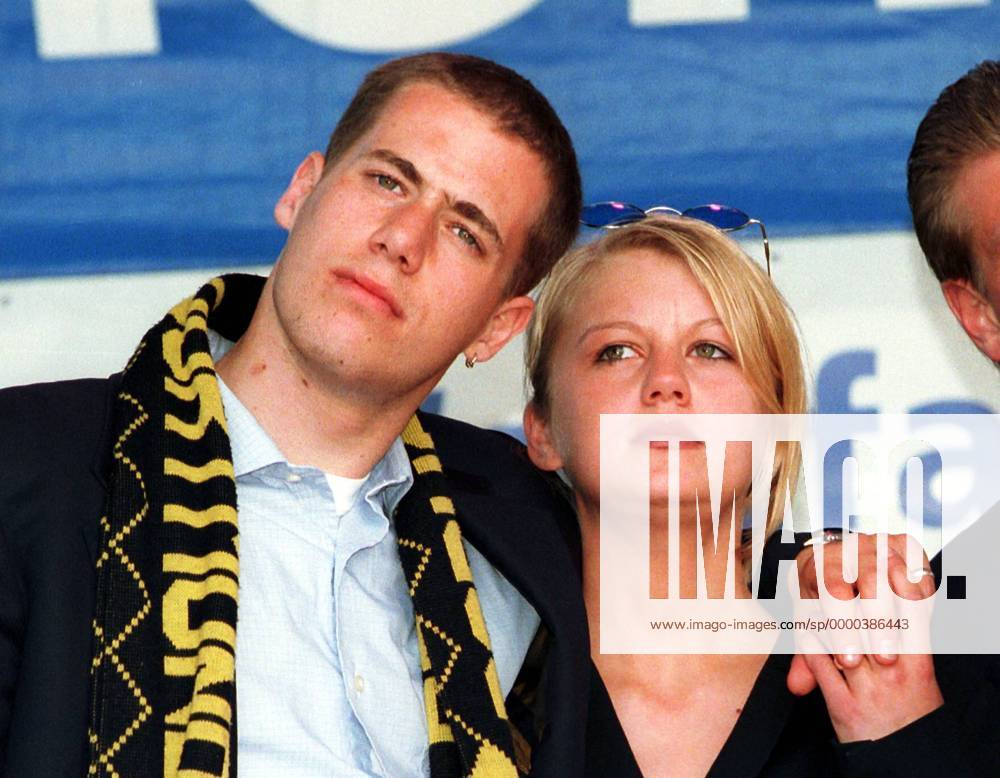 Lars Ricken (BVB) mit Freundin Tanja Fußball EC 1 Herren Champions League 1996 1997, BVB Borussia Dortmund Gruppe Olympiastadion München Harmonie Nachdenklichkeit,