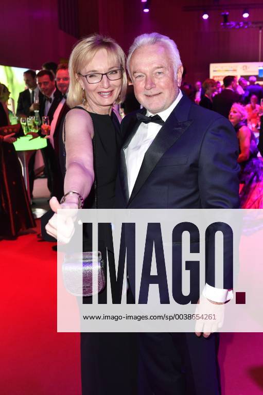 Wolfgang Kubicki mit Ehefrau Annette Marberth-Kubicki beim 49. Ball des Sports 2019 im RheinMain CongressCenter. Wiesbaden