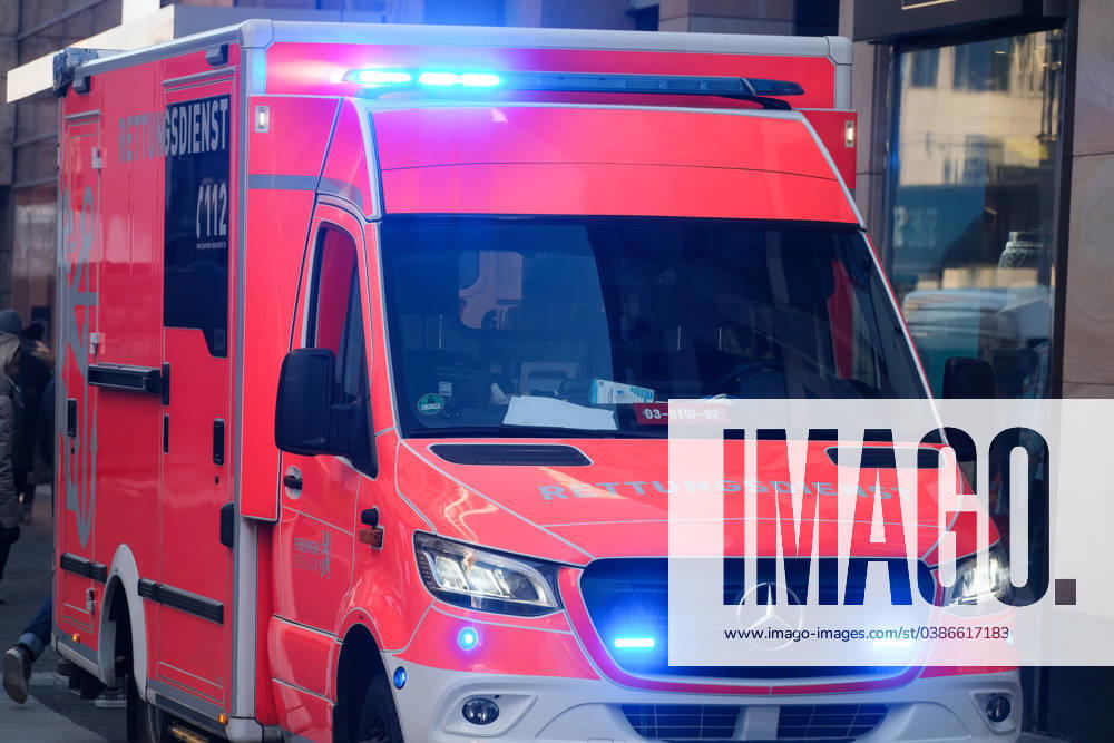 Düsseldorf 11.01.2024 Rettungswagen Rettungsdienst Rettungstransportwagen RTW Krankenwagen Feuerwehr Notarzt Blaulicht Sondersignal Notfall Rettungseinsatz Drehlicht Rettung Wegerecht Rundumkennleuchte Einsatzleuchte Düsseldorf Nordrhein-Westfalen Deutschland