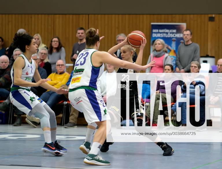 Gsd zje 03.02.2019, Göttingen Basketball Damen Bundesliga DBBL flippo Baskets BG 74 - TK Hannover Hannovers Aliaksandra Tarasava (am Ball) gegen Göttingens Klaudia Grudzien