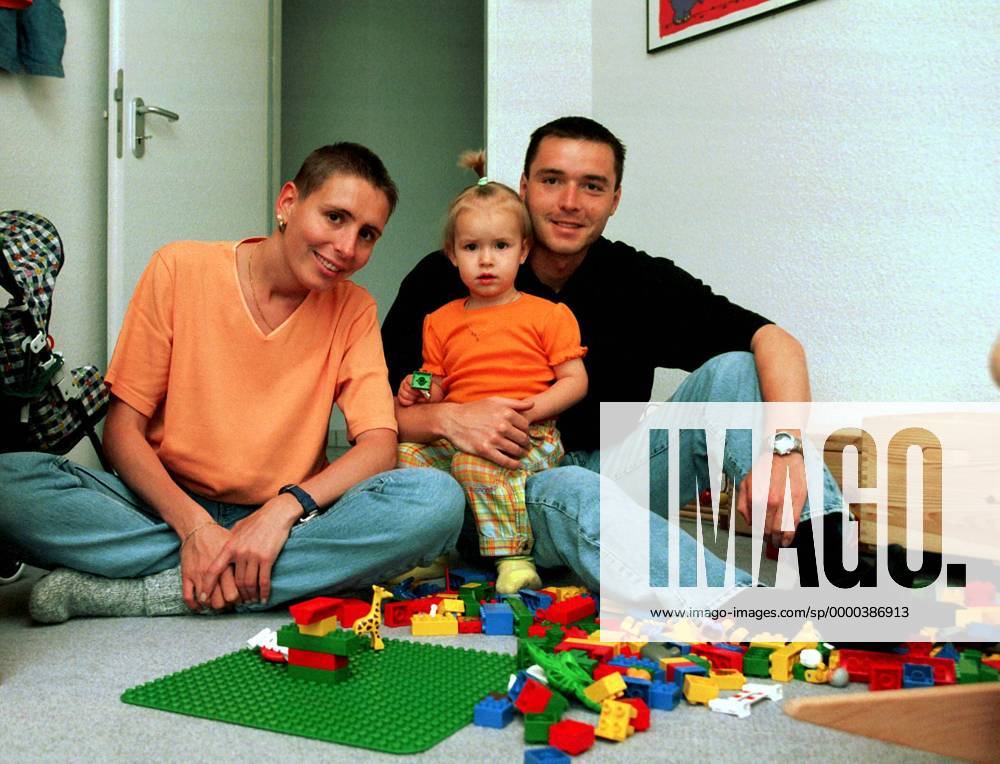 Markus Beierle (1860) mit Freundin Britta Ebert und Tochter Fabienne Fußball 1. BL Herren Saison 2000 2001, TSV 1860 München, Shooting, Fotoshooting, Fototermin, Fotostory, Homestory, privat Gruppe Harmonie,