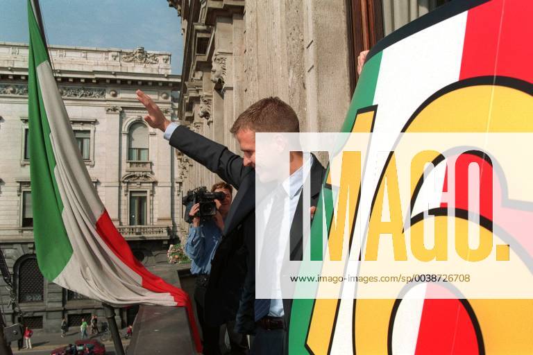 OLIVER BIERHOFF SALUTA I TIFOSI, CELEBRATION SCUDETTO CAMPIONATO 1998-1999 STAGIONE 1998-99 MILAN PREMIAZIONE SCUDETTO A PALAZZO MARINO