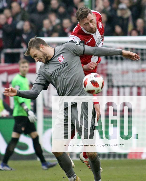 Fussball 3.Liga, 1.FC Kaiserslautern - Hallescher FC, v.l. Pascal Sohm (Hallescher FC) Kaiserslautern